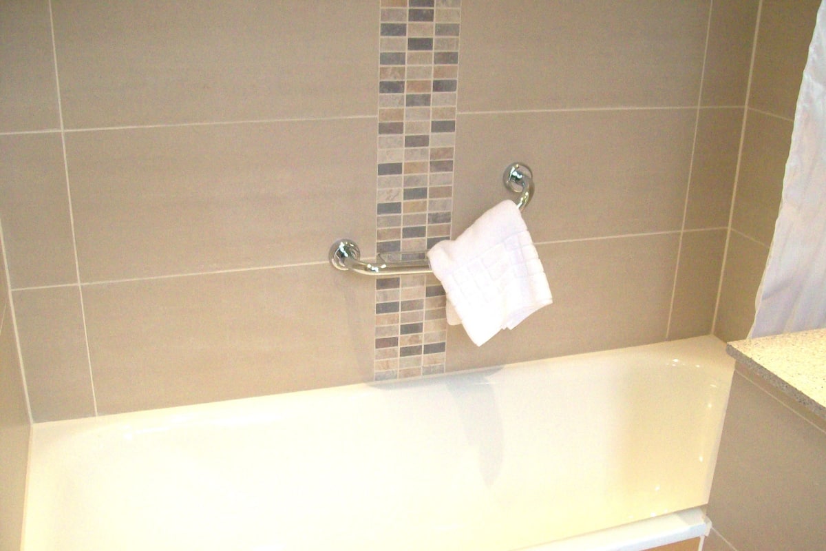 Regendusche, umweltfreundliche Kosmetikartikel, Haartrockner, Handtücher