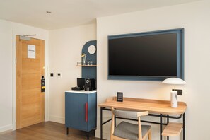 객실 내 금고, 책상, 암막 커튼, 다리미/다리미판