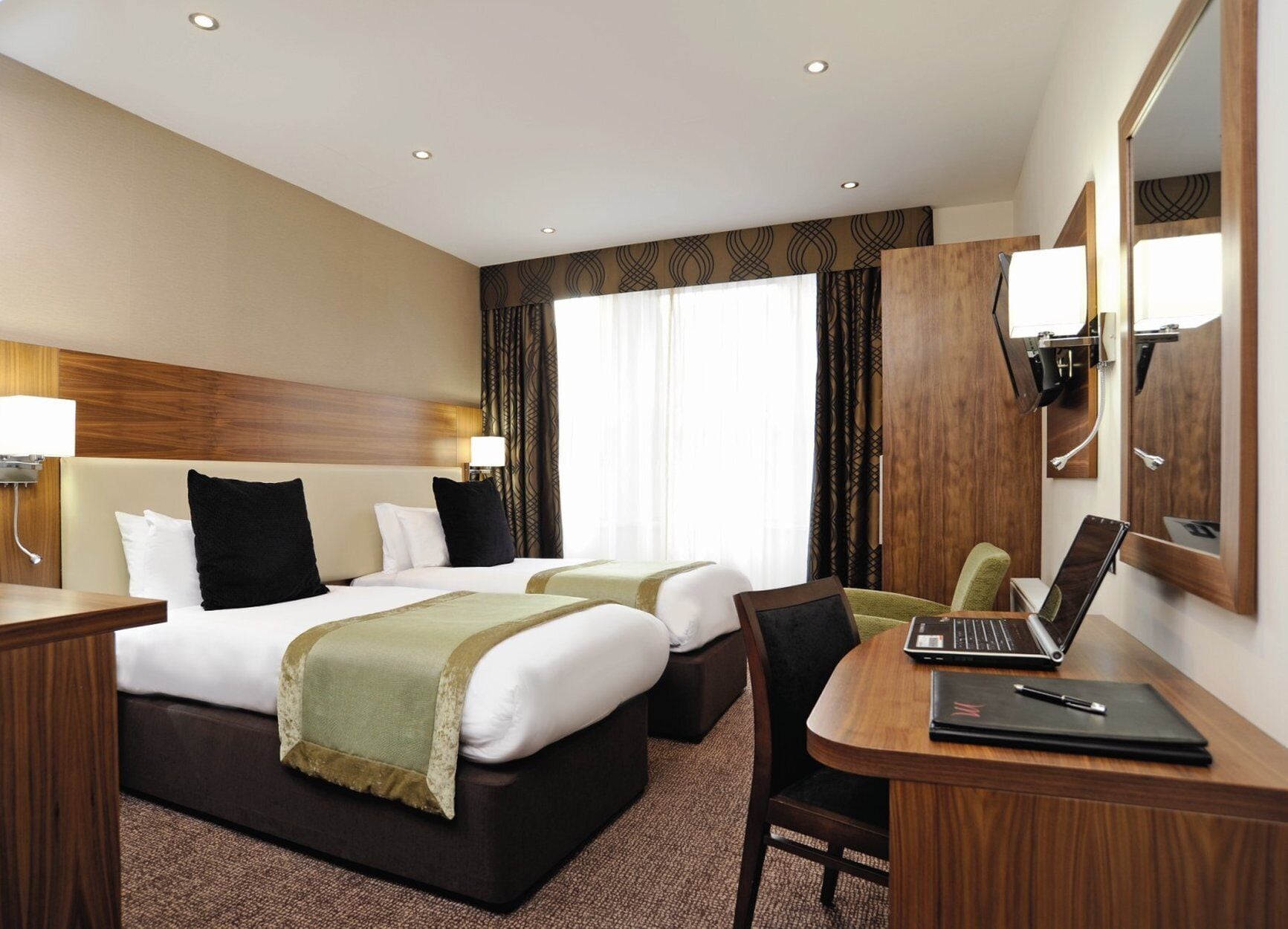 Pengeskab på værelset, skrivebord, mørklægningsgardiner