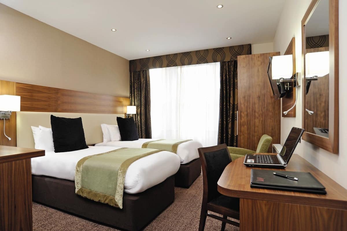 Safe på rommet, skrivebord, blendingsgardiner og strykejern/-brett