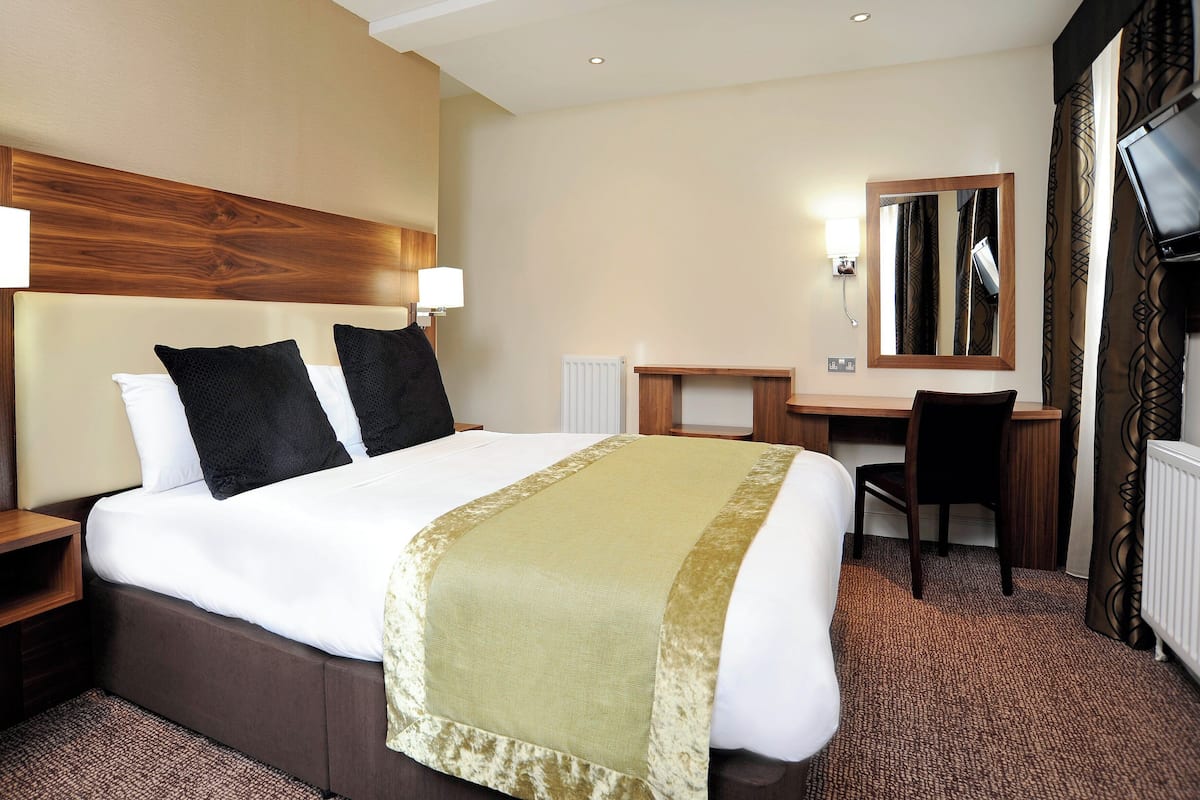 Standard Room, 1 Double Bed | In-room safe, desk, blackout drapes, iron/ironing board