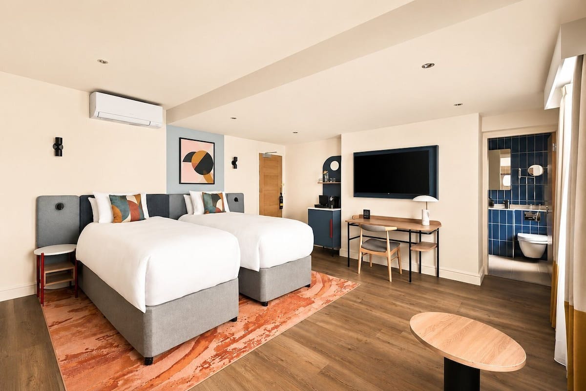 Premium-Zimmer, 2 Einzelbetten | Zimmersafe, Schreibtisch, Verdunkelungsvorhänge, Bügeleisen/Bügelbrett