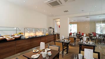 Daily buffet breakfast (GBP 17.95 per person)