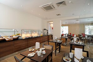 Daily buffet breakfast (GBP 17.95 per person) - London Bloomsbury Square Hotel (London)