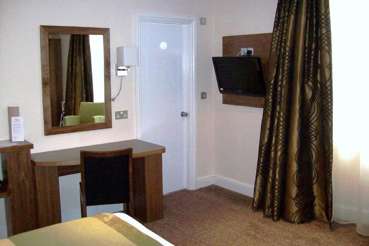 Standard Room, 1 Single Bed | In-room safe, desk, blackout curtains, iron/ironing board