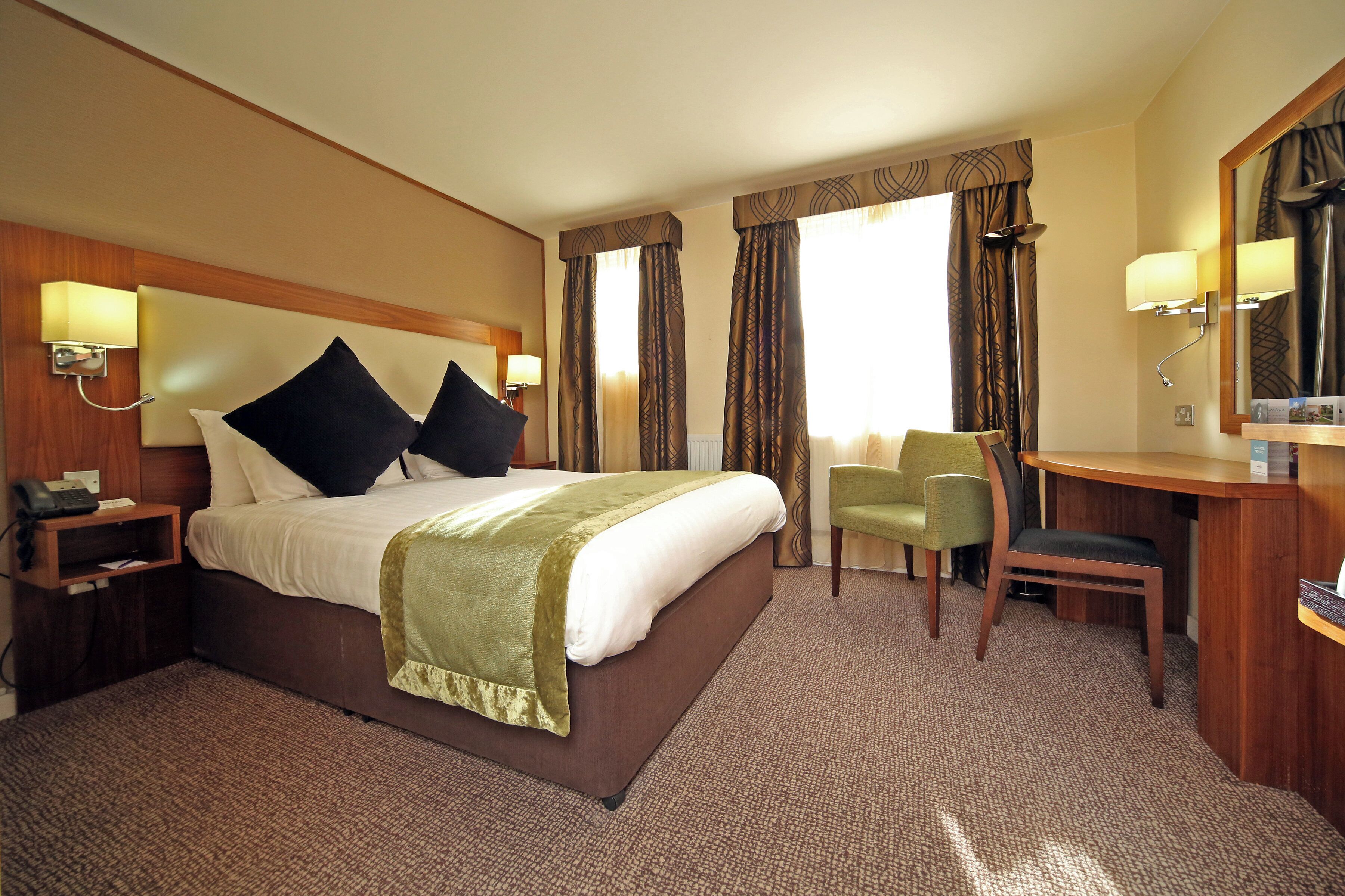 Safe på rommet, skrivebord, blendingsgardiner og strykejern/-brett