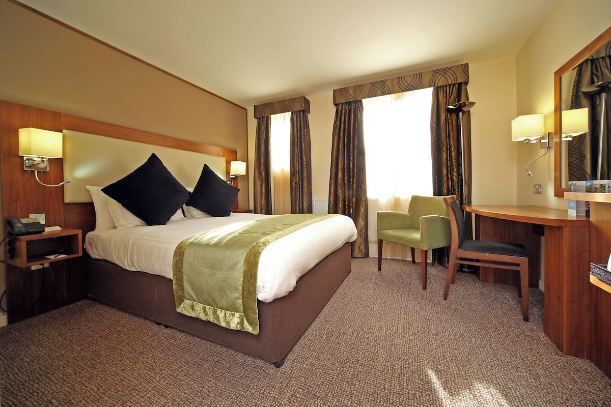 Rom – premium, 1 kingsize-seng | Safe på rommet, skrivebord, blendingsgardiner og strykejern/-brett