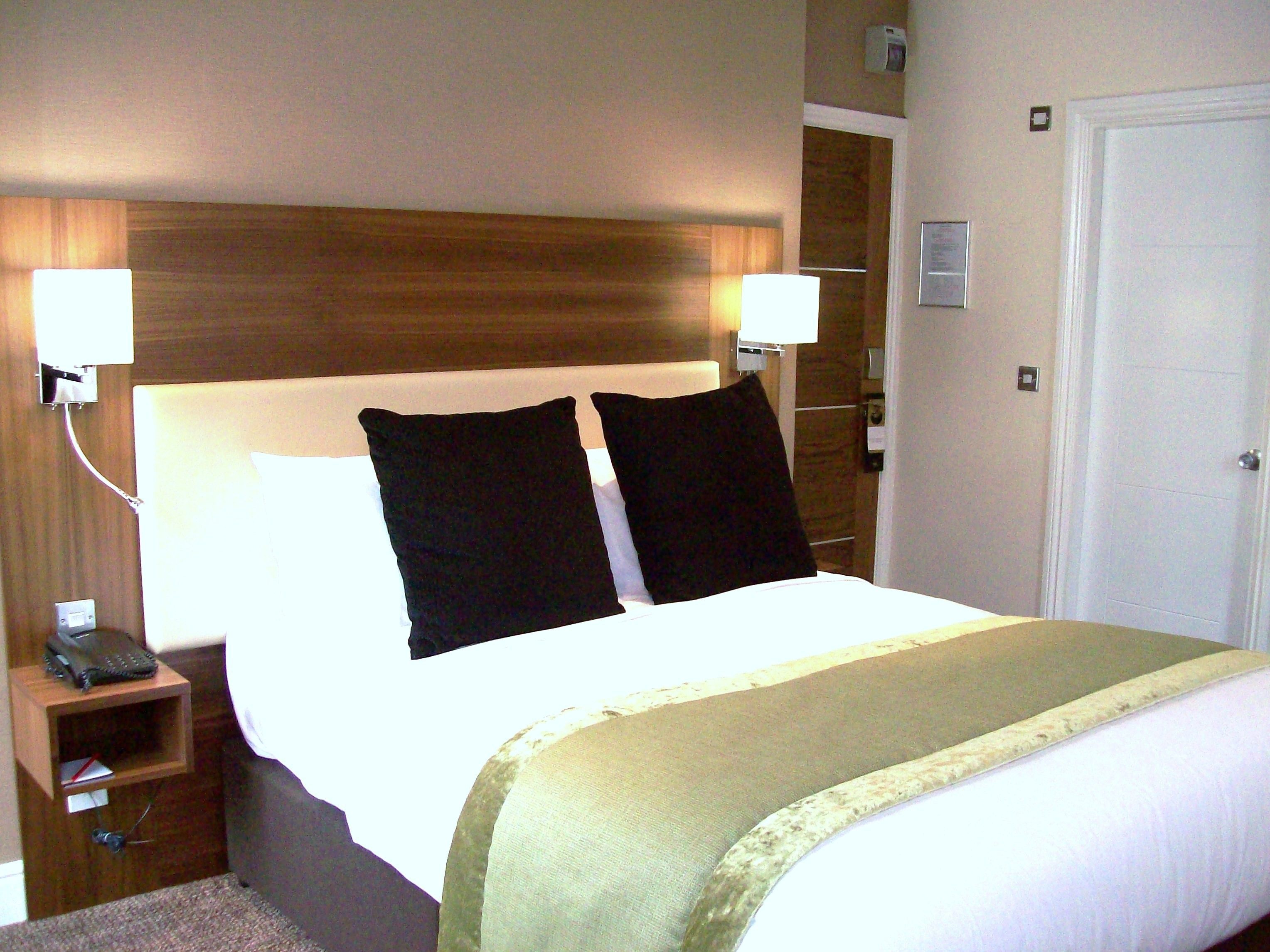standard double room, 1 double bed | in-room safe, desk, blackout curtains, iron/ironing board