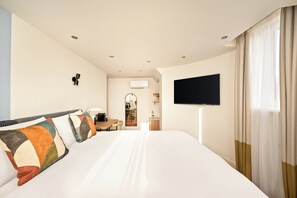 객실 내 금고, 책상, 암막 커튼, 다리미/다리미판