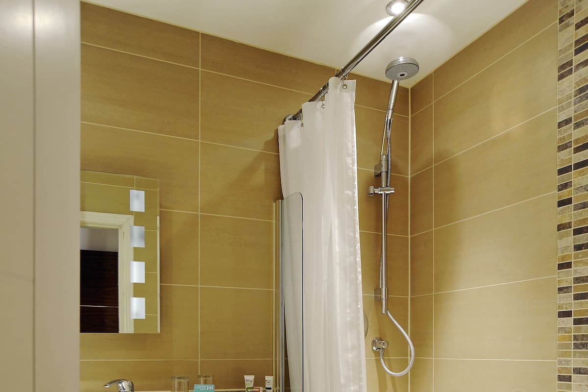 Regendusche, umweltfreundliche Kosmetikartikel, Haartrockner, Handtücher