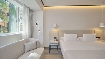 Caja de seguridad en la habitación, escritorio y cortinas blackout