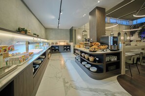 Desayuno buffet (EUR 16 por persona) 