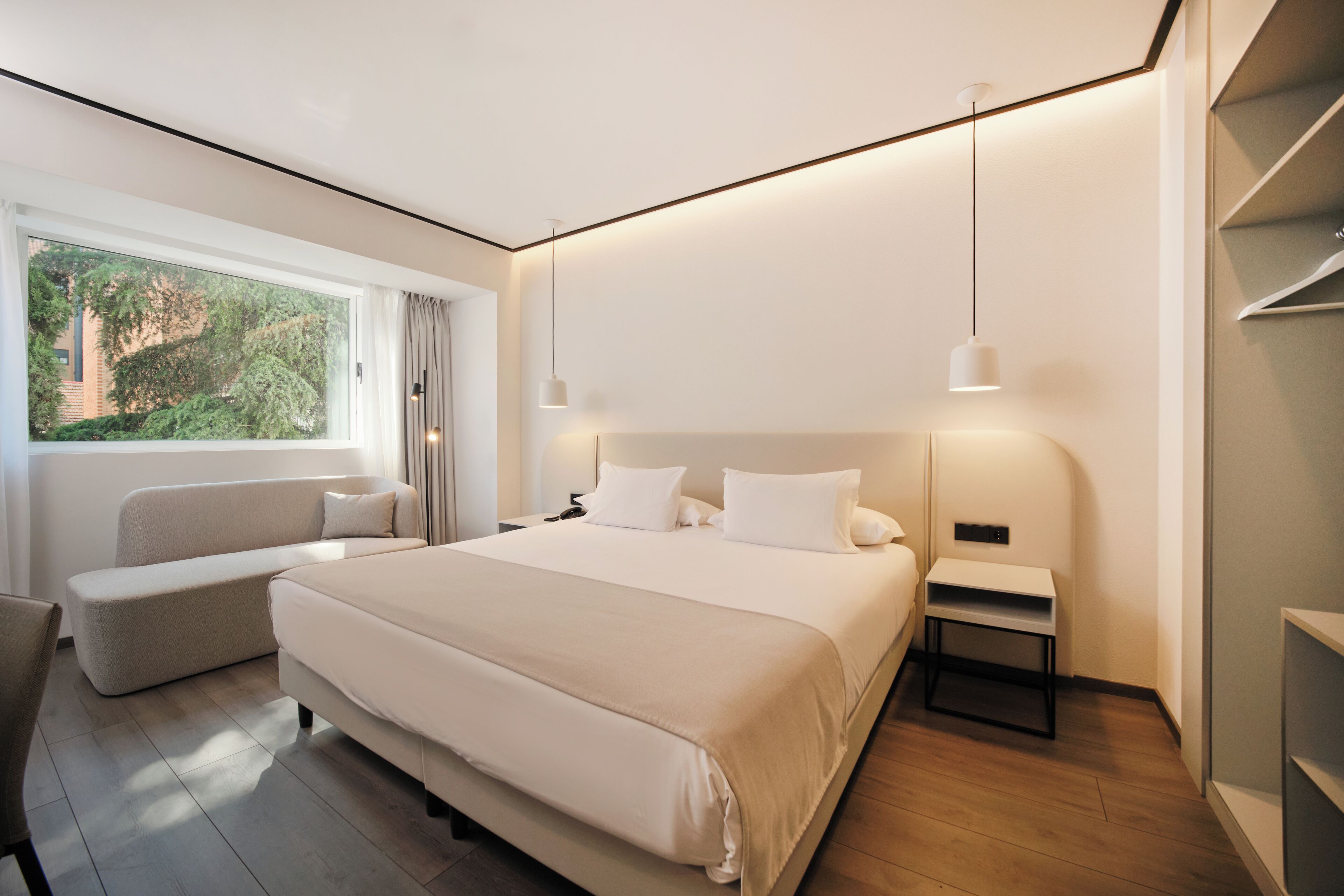 Een kluis op de kamer, een bureau, verduisterende gordijnen