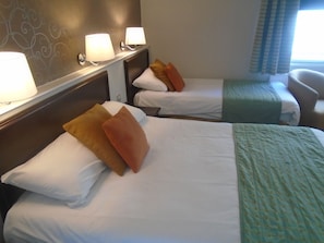 Family Room | Desk, iron/ironing board, free WiFi
