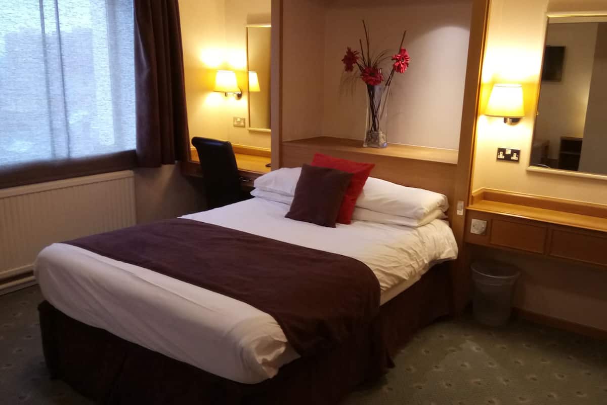 Suite | Desk, iron/ironing board, free WiFi