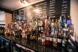 Bar (on property) - Saracens Head Hotel (Dunmow)