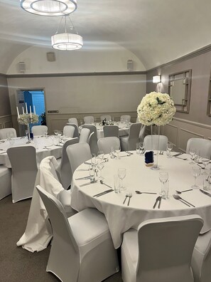 Indoor wedding - Saracens Head Hotel (Dunmow)