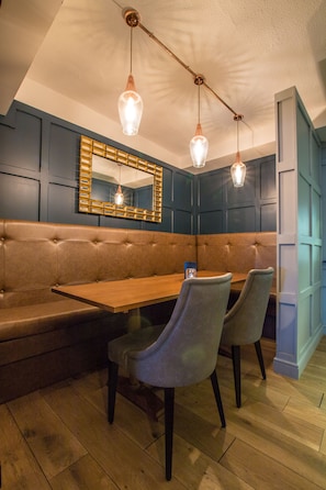 Lounge - Saracens Head Hotel (Dunmow)
