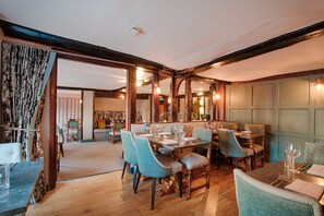 Breakfast, lunch and dinner served - Saracens Head Hotel (Dunmow)