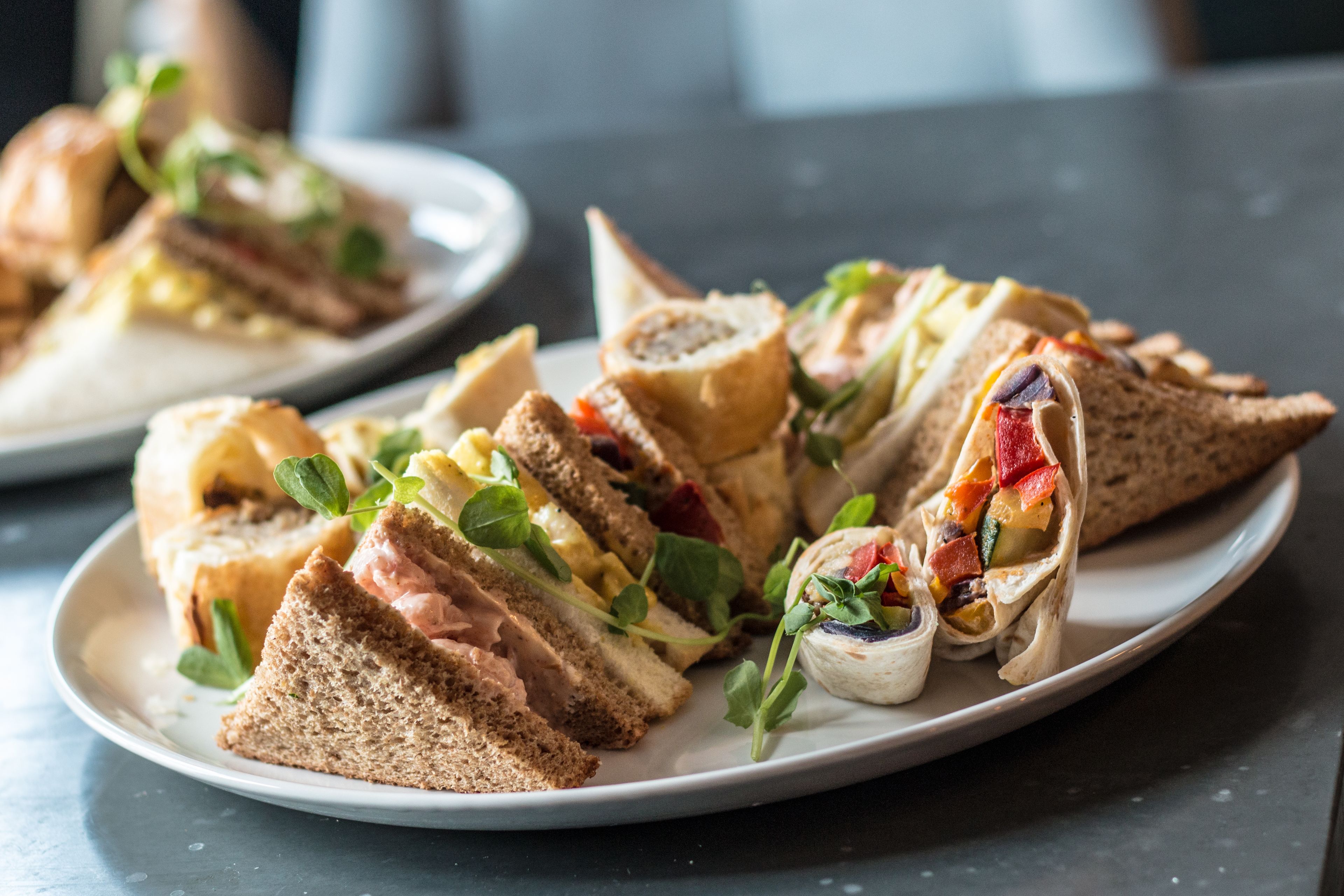 Ein Teller mit Sandwiches, verschiedenen Füllungen und Garnituren.