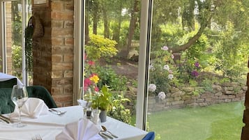 Serviço de café da manhã, almoço, jantar; vistas para o jardim