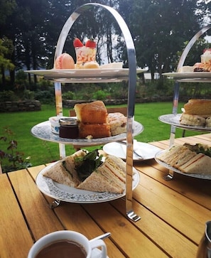 Petit-déjeuner, déjeuner et dîner servis sur place, vue sur le jardin