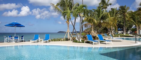 Piscine extérieure, chaises longues