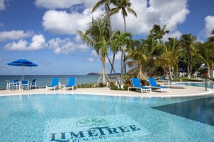 Una piscina al aire libre, tumbonas
