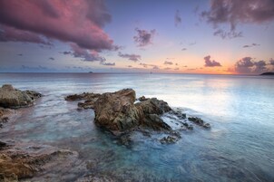 Un paisaje costero con formaciones rocosas y aguas tranquilas.