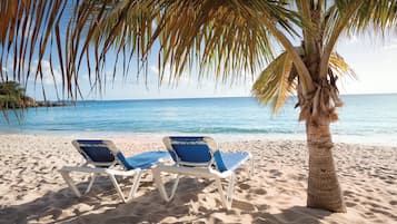 Sulla spiaggia, lettini da mare, teli da spiaggia