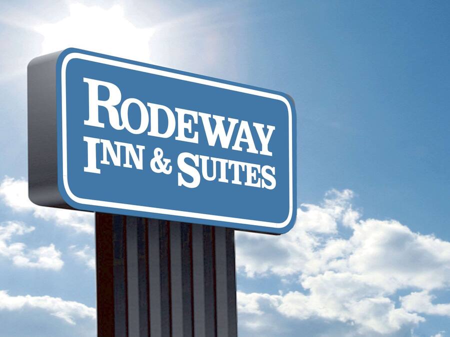Señal de Rodeway Inn & Suites.