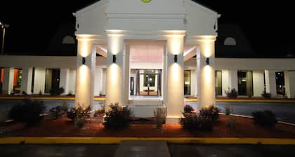 Super 8 by Wyndham Florence SC I-95 North / Hwy 76