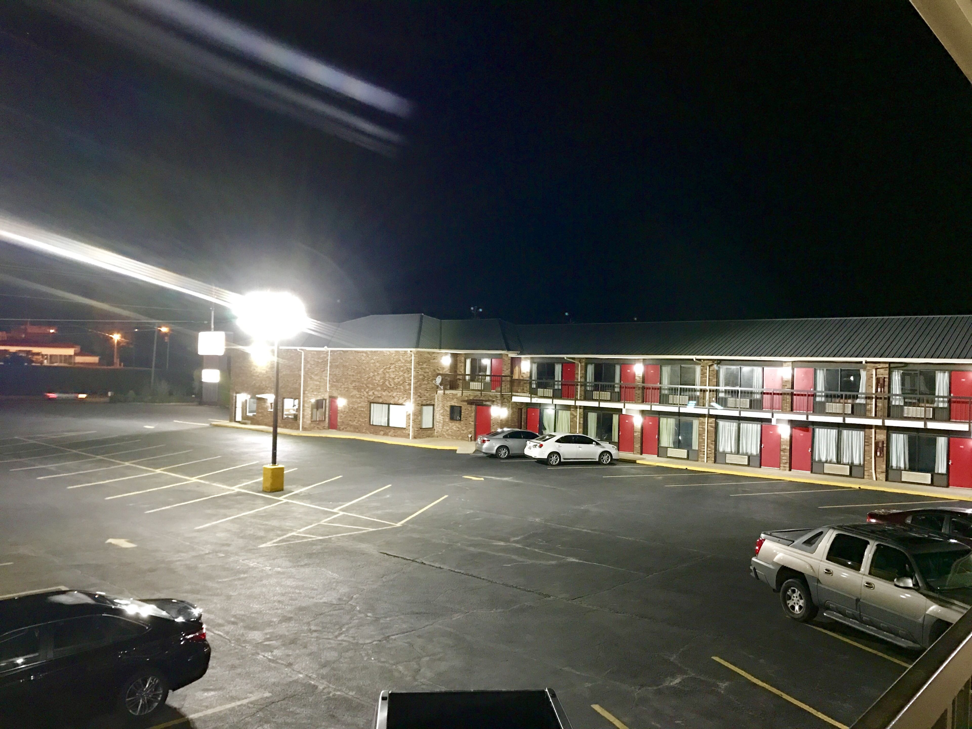 Vista frontal de la propiedad por la tarde o noche