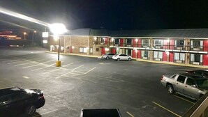 住宿正面 - 傍晚/夜晚