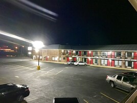 住宿正面 - 傍晚/夜晚