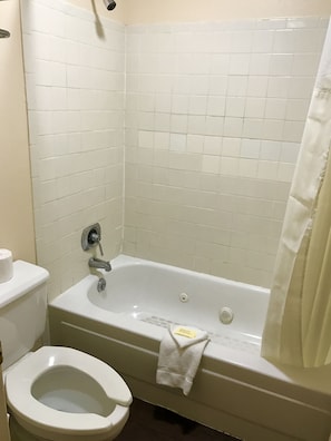 Combined shower/bathtub, free toiletries