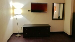 办公 桌、折叠床/加床（额外收费）、免费 WiFi、床单
