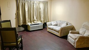 办公桌、折叠床/加床（额外收费）、免费 WiFi、床单