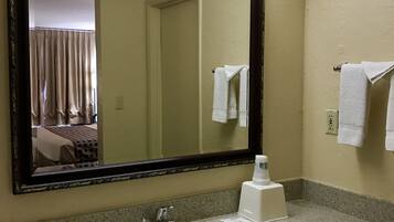 Kombinert dusj/badekar og toalettartikler (inkludert)