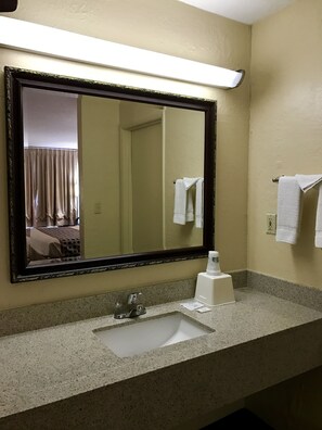 Combined shower/tub, free toiletries