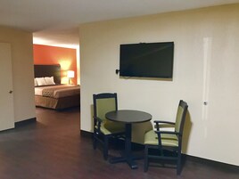 办公桌、折叠床/加床（额外收费）、免费 WiFi、床单