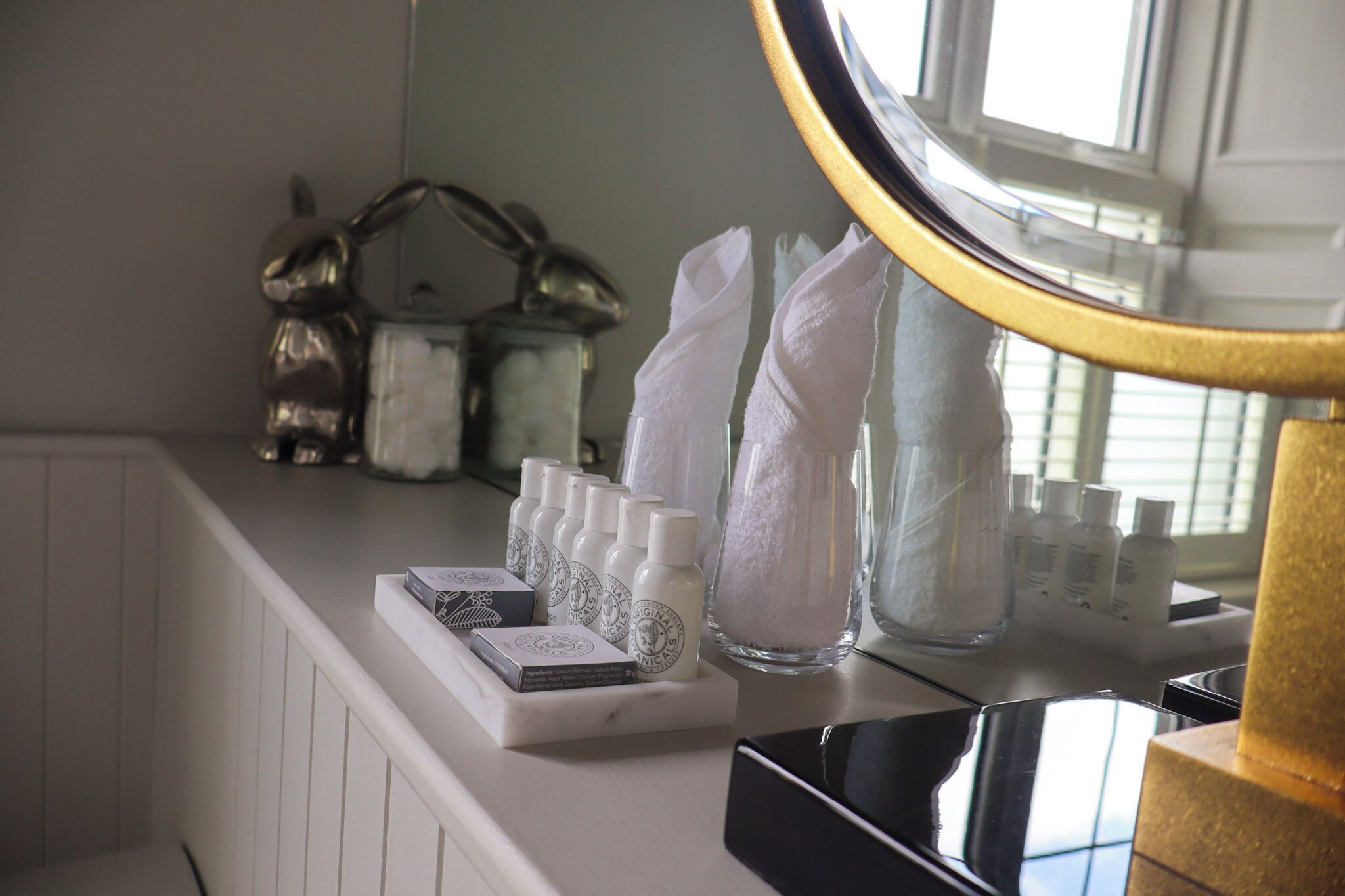 classic king room | bathroom | combined shower/bathtub, free toiletries, hair dryer, towels