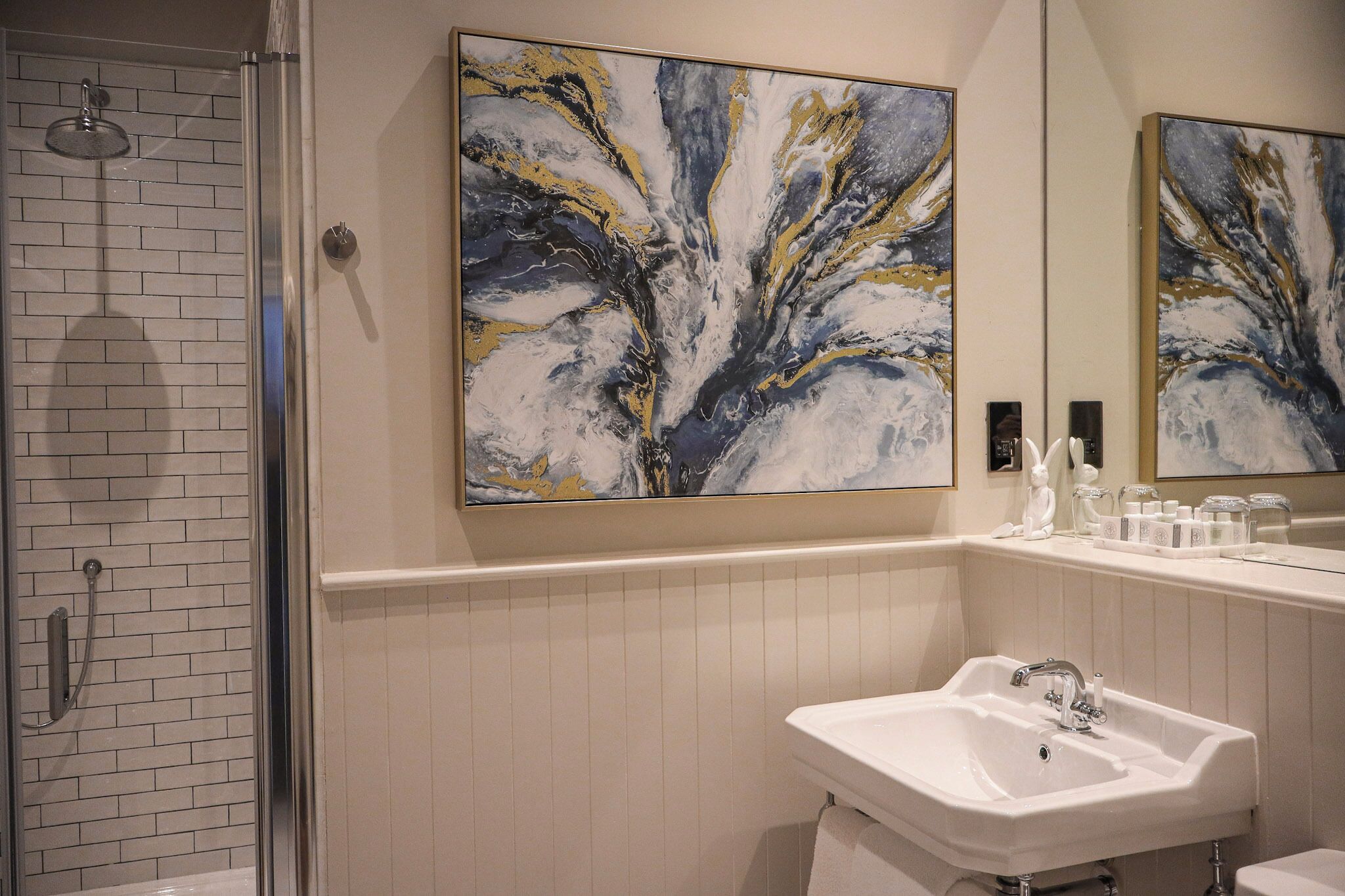 classic king room | bathroom | combined shower/bathtub, free toiletries, hair dryer, towels