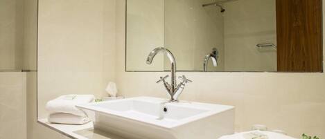 Un baño moderno con un lavamanos grande rectangular, un espejo y un panel de madera en la pared.