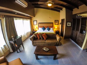 Suite Deluxe, 1 très grand lit | Draps en coton égyptien, literie de qualité supérieure