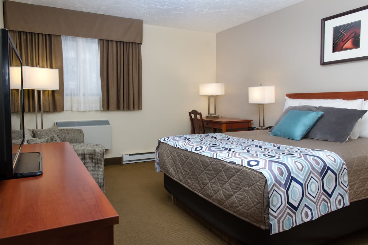 Standard Room, 1 Queen Bed | Pillowtop beds, desk, laptop workspace, blackout drapes