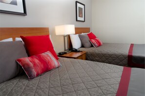 Chambre Standard double, 2 lits doubles | Lit avec matelas à plateau-coussin, bureau