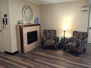 Lobby sitting area - Coastal Inn Moncton Dieppe (Dieppe)