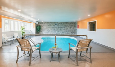 Una piscina techada. Coastal Inn Moncton Dieppe