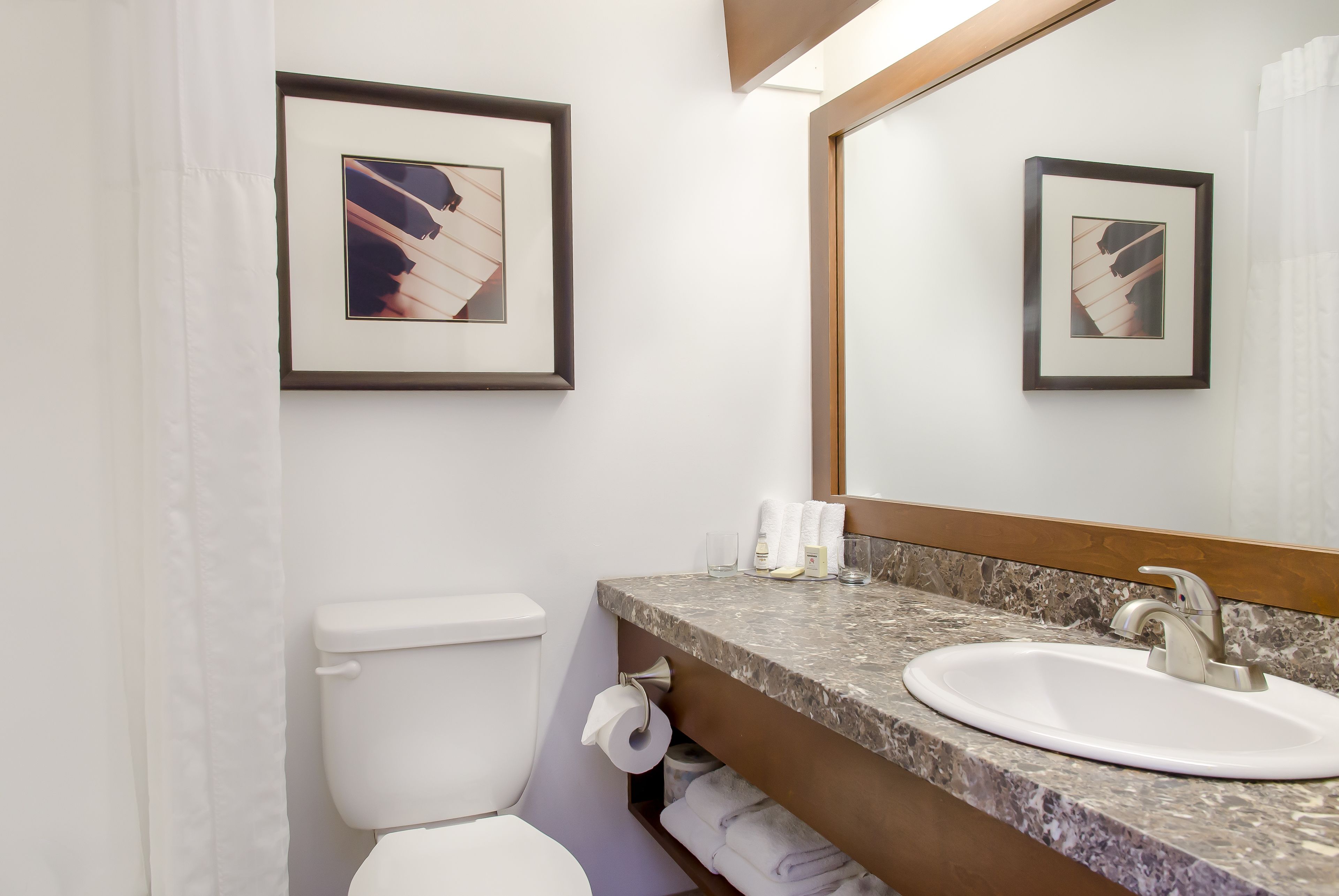 combined shower/bathtub, eco-friendly toiletries, hair dryer, towels